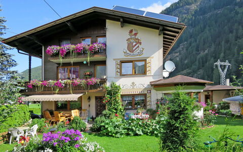 Mathoy: Pflanze, Blume, Gebäude, Eigentum, Fenster, Himmel, Grün, Baum, Haus, Die Architektur