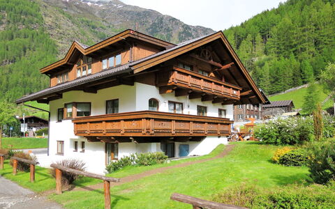 Anemone: Pflanze, Berg, Himmel, Gebäude, Fenster, Natürliche Landschaft, Baum, Haus, Grundstueck, Holz