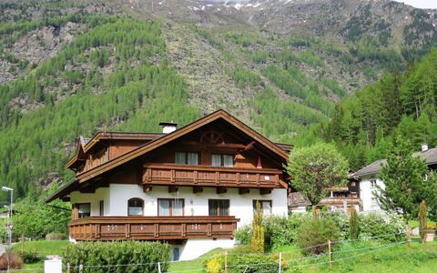 Anemone: Bergforms, Berg, Bergstation, Gebirge, Bergdorf, Haus, Natürliche Landschaft, Eigentum, Alpen, Hochland