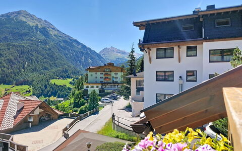 Alpenblick: Haus, Zuhause, Bergstation, Gebirge, Steigung, Dorf, Alpen, Bergdorf, Balkon, Senke