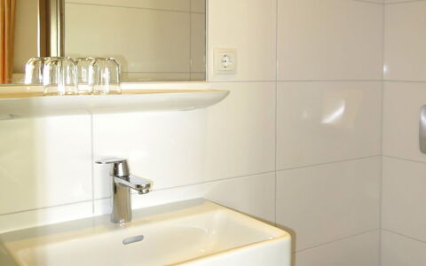 Alpenblick: Badezimmer, Eigentum, Zimmer, Zapfhahn, Armatur, Wand, Fliese, Interior Design, Die Architektur, Bad Zubehör