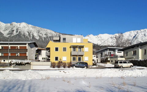 Imst 612: Himmel, Gebäude, Schnee, Berg, Auto, Weiss, Wolke, Rad, Fenster, Blau