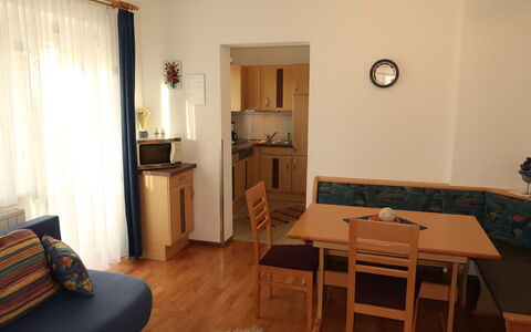 Frisch: Tabelle, Möbel, Holz, Stuhl, Interior Design, Vorhang, Flooring, Gebäude, Uhr, Bilderrahmen