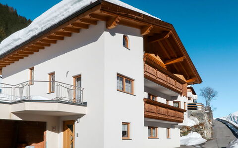 Bergkristall: Himmel, Gebäude, Eigentum, Fenster, Pflanze, Baum, Holz, Haus, Steigung, Schnee