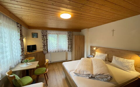 Maria: Möbel, Eigentum, Tabelle, Fenster, Komfort, Holz, Interior Design, Vorhang, Fussboden