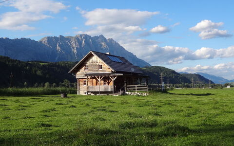 Steiners Blockhütte: Wolke, Himmel, Berg, Pflanze, Gebäude, Natürliche Landschaft, Baum, Grundstueck, Hochland, Gras