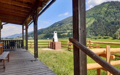 Steiners Blockhütte: Himmel, Wolke, Pflanze, Eigentum, Berg, Natur, Grün, Holz, Veranda, Baum