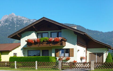 Katharina: Himmel, Pflanze, Gebäude, Fenster, Berg, Haus, Grundstueck, Hütte, Steigung, Dach