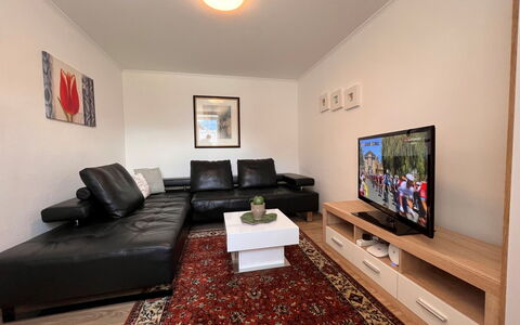 Wiegele: Eigentum, Möbel, Bilderrahmen, Komfort, Beleuchtung, Interior Design, Holz, Fussboden, Flooring, Fernsehen