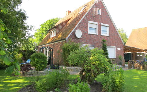 Haus am See: Pflanze, Himmel, Eigentum, Fenster, Gebäude, Baum, Haus, Grundstueck, Gras, Hütte
