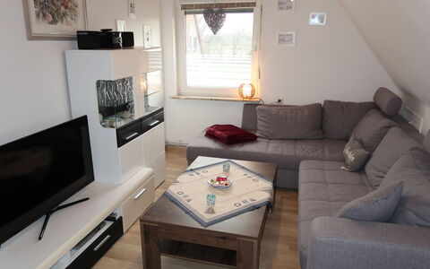 Haus am See: Couch, Eigentum, Möbel, Bilderrahmen, Tabelle, Fenster, Beleuchtung, Interior Design, Holz, Wohnzimmer