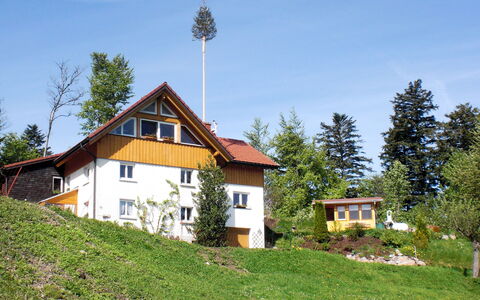 Mühlenmichelshäusle: Himmel, Pflanze, Gebäude, Eigentum, Fenster, Haus, Baum, Grundstueck, Steigung, Hütte