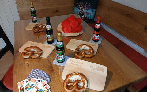 Haus Ganter: Essen, Geschirr, Tabelle, Zutat, Drinkware, Möbel, Fingerfood, Servierware, Dishware