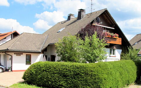 Schleuniger: Wolke, Himmel, Pflanze, Gebäude, Eigentum, Fenster, Haus, Grundstueck, Gras, Hecke