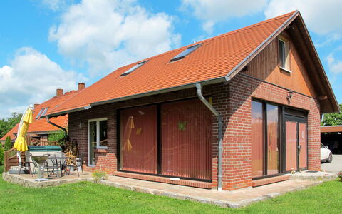 Zum Katzengrund i: Wolke, Himmel, Fenster, Gebäude, Pflanze, Holz, Grundstueck, Haus, Hütte, Wohngebiet