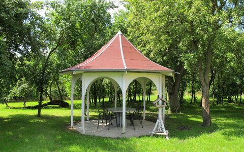 Zum Katzengrund i: Pavillon, Gazebo, Überdachung, Botanik, Gebäude, Baum, Schatten, Haus, Gras, Outdoor Struktur