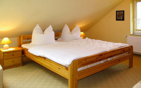 Zum Katzengrund i: Schlafzimmer, Bett, Möbel, Zimmer, Matratze, Bettrahmen, Bettdecke, Eigentum, Bedding, Fussboden
