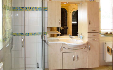Zum Katzengrund i: Badezimmer, Zimmer, Eigentum, Interior Design, Fliese, Möbel, Bad Zubehör, Grundeigentum, Gebäude, Cabinetry