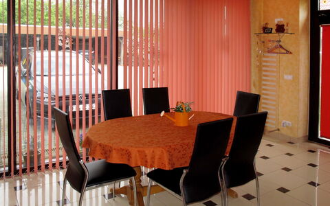 Zum Katzengrund i: Zimmer, Interior Design, Vorhang, Fensterbehandlung, Fensterabdeckung, Esszimmer, Möbel, Stuhl, Eigentum, Produkt
