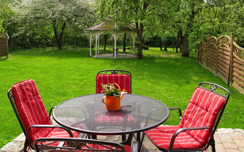 Zum Katzengrund i: Möbel, Rot, Tisch Im Freien, Tabelle, Eigentum, Stuhl, Terrasse, Hinterhof, Garten, Rasen
