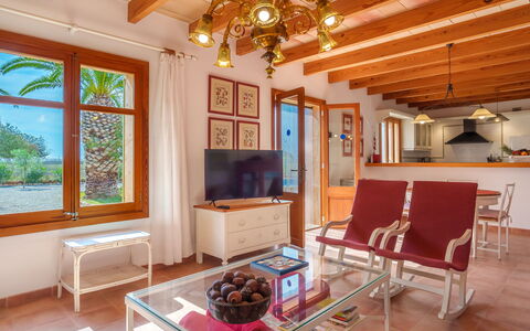 Marina: Möbel, Eigentum, Gebäude, Holz, Beleuchtung, Fenster, Interior Design, Wohnzimmer, Couch, Fussboden