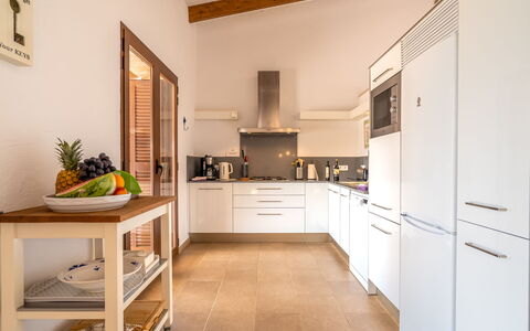 Marinassa: Cabinetry, Möbel, Eigentum, Countertop, Interior Design, Orange, Küche, Zimmerpflanze, Holz, Pflanze