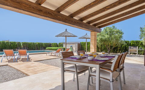 Marinassa: Eigentum, Tabelle, Schatten, Himmel, Pflanze, Holz, Blumentopf, Interior Design, Die Architektur, Gartenmöbel