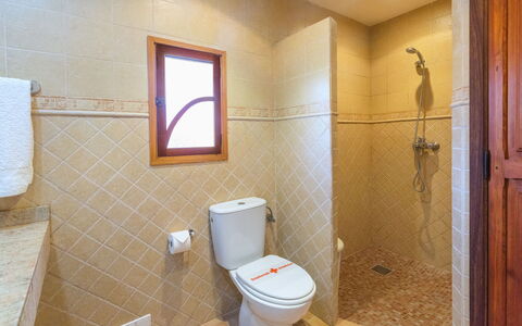 Ses Sitjoles: Armatur, Eigentum, Badezimmer, Gebäude, Toilleten Sitz, Lila, Toilette, Interior Design, Holz
