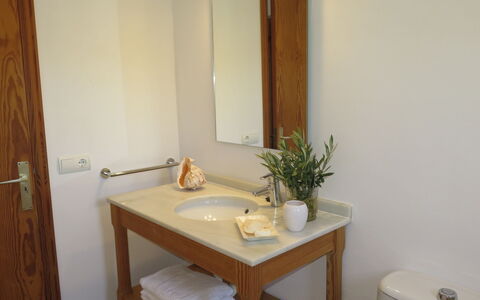 S'Almunia: Zimmer, Eigentum, Möbel, Badezimmer, Sinken, Gebäude, Interior Design, Bad Sink, Haus, Fussboden