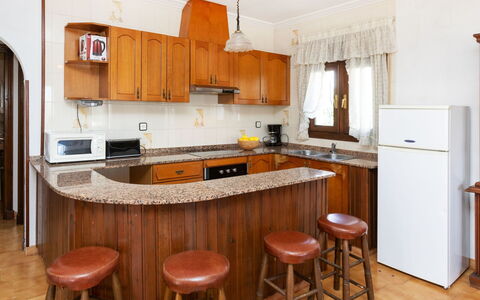 Castilla: Countertop, Cabinetry, Möbel, Tabelle, Kühlschrank, Küche, Küchengerät, Holz, Interior Design, Flooring