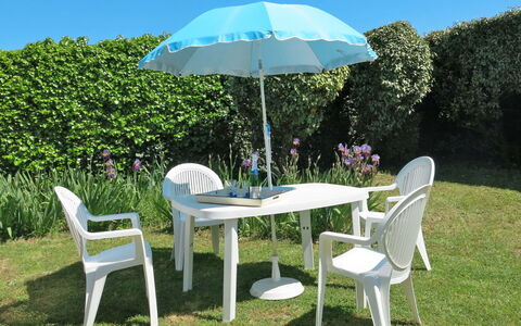 Ramoutier: Möbel, Tabelle, Tisch Im Freien, Gartenmöbel, Eigentum, Regenschirm, Gras, Stuhl, Terrasse, Haus