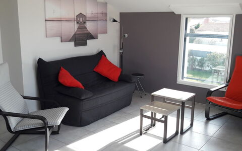 Les Epinettes: Couch, Möbel, Eigentum, Komfort, Wohnzimmer, Tabelle, Beleuchtung, Interior Design, Fussboden, Studio Couch