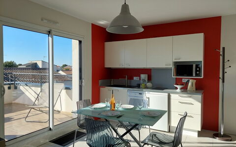 Les Epinettes: Cabinetry, Eigentum, Gebäude, Möbel, Countertop, Tabelle, Stuhl, Interior Design, Küche, Beleuchtung