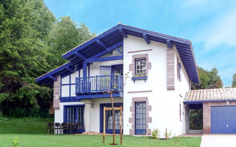Saint-Jean-De-Luz 609: Gebäude, Fenster, Zuhause, Haus, Tür, Fassade, Wohngebiet, Dach, Hütte, Balkon