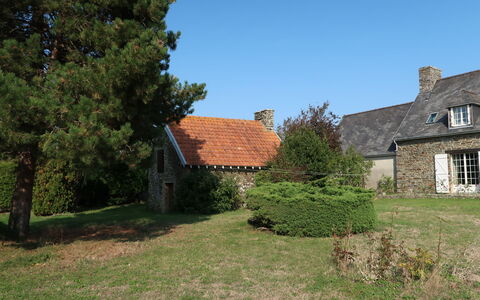 La Longère: Pflanze, Himmel, Fenster, Gebäude, Baum, Haus, Natürliche Landschaft, Gras, Grundstueck, Hütte