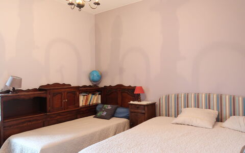 La Longère: Schlafzimmer, Zimmer, Möbel, Bett, Eigentum, Bettdecke, Interior Design, Bettrahmen, Wand, Bedding