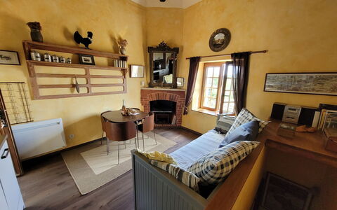 Le Pigeonnier: Bilderrahmen, Möbel, Fenster, Tabelle, Schublade, Gebäude, Holz, Cabinetry, Kommode, Interior Design