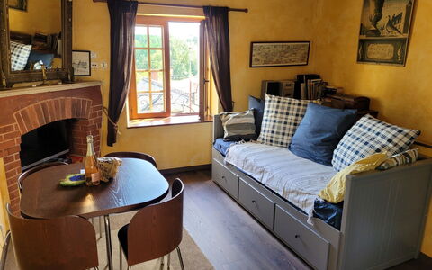 Le Pigeonnier: Bilderrahmen, Tabelle, Möbel, Eigentum, Couch, Azurblau, Holz, Interior Design, Fenster, Komfort