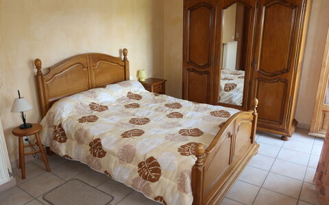 Le Mas: Möbel, Gebäude, Eigentum, Cabinetry, Komfort, Schublade, Bettrahmen, Holz, Textil, Bett