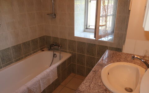 Le Mas: Braun, Badewanne, Zapfhahn, Armatur, Eigentum, Sinken, Fenster, Badezimmer, Bad Sink, Interior Design