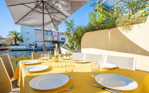 Bleu Azur: Tabelle, Himmel, Eigentum, Möbel, Geschirr, Dishware, Pflanze, Schatten, Stuhl, Regenschirm
