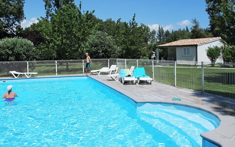 Ghisonaccia 615: Schwimmbad, Freizeit, Eigentum, Freizeitzentrum, Grundeigentum, Urlaub, Haus, Gras, Ferienort, Gebäude