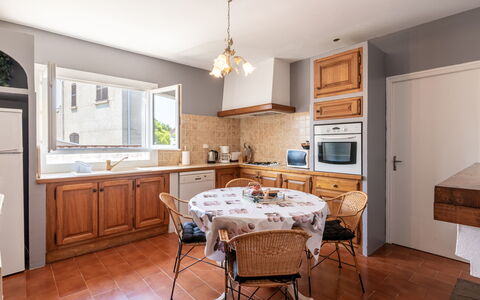 Casella: Braun, Tabelle, Cabinetry, Countertop, Eigentum, Möbel, Sinken, Holz, Küche, Fenster