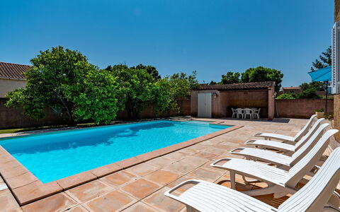 Casella: Wasser, Pflanze, Himmel, Schwimmbad, Azurblau, Schatten, Gartenmöbel, Rechteck, Interior Design, Baum