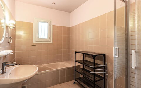 Casella: Spiegel, Armatur, Eigentum, Sinken, Zapfhahn, Gebäude, Bad Sink, Badezimmer, Holz