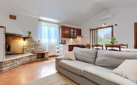 Tomazin: Möbel, Interior Design, Couch, Flooring, Fussboden, Holz, Decke, Wohnzimmer, Zimmer, Tabelle