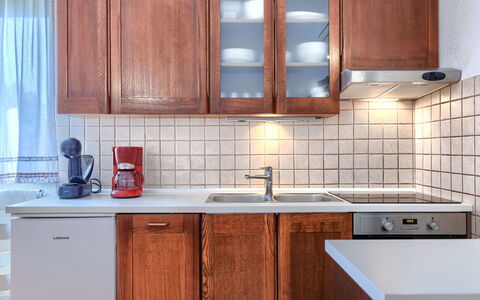 Tomazin: Cabinetry, Countertop, Holz, Küche, Interior Design, Major Appliance, Spüle, Küchengerät, Sinken, Flooring