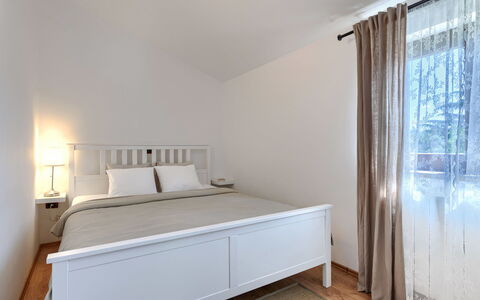 Tomazin: Bett, Möbel, Schlafzimmer, Interior Design, Bedding, Bettdecke, Holz, Linens, Fussboden, Decke