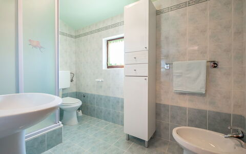 Medica: Badezimmer, Eigentum, Zimmer, Fliese, Fussboden, Interior Design, Armatur, Grundeigentum, Die Architektur, Gebäude