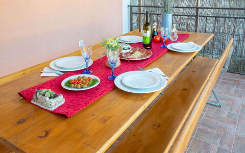 Medica: Essen, Geschirr, Tabelle, Möbel, Dishware, Teller, Holz, Interior Design, Tasse, Fenster